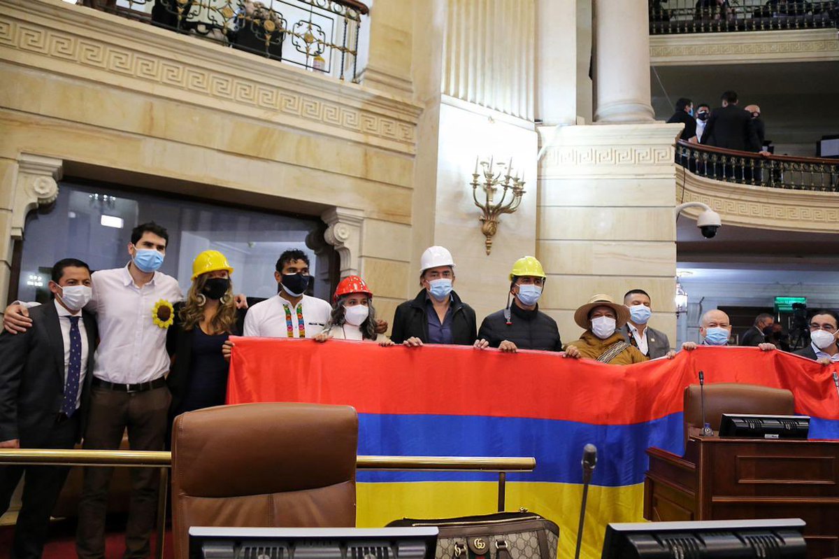 Karlaarcila's tweet image. Guarde bien en su memoria esta foto para el 22...Los congresistas de los cascos y la bandera de Colombia al revés 👇🏽