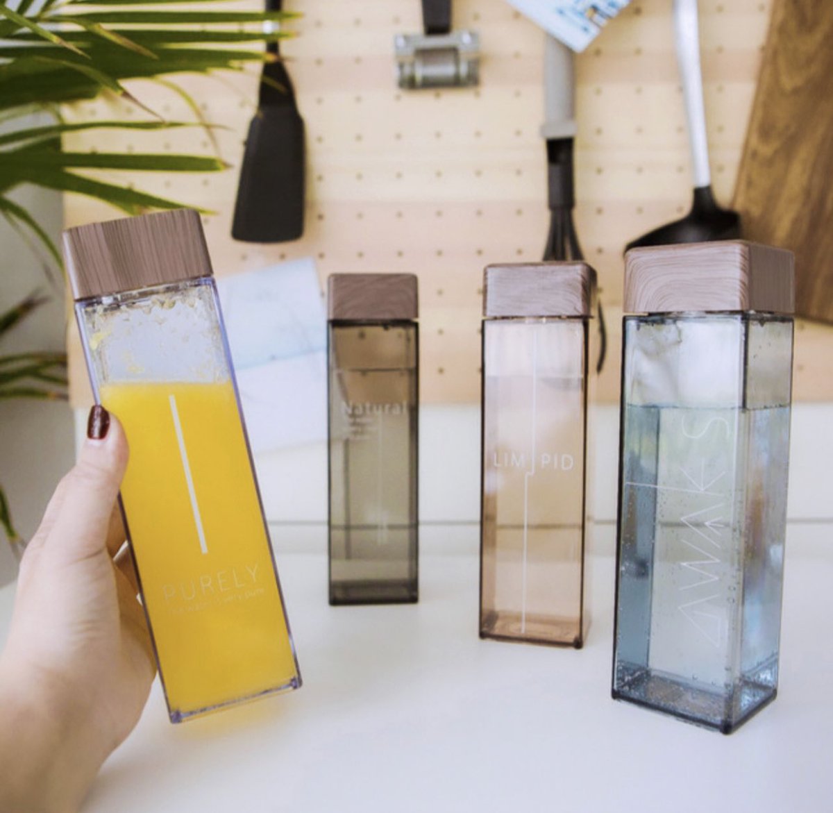 Bottleandflasks's tweet photo. Who else needs reminders to drink more water?🙋‍♀️Never forget to hydrate yourself with these bottles😊 https://t.co/1z7hmx9TA5