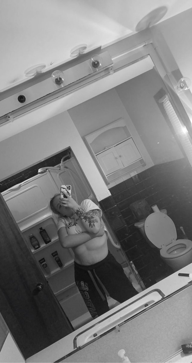 17hillbla's tweet photo. Alright if this is someone who’s “fat” I’ll take it bc honestly, after having 2 babies back to back I feel like I’m rocking this shit. 🤣🤷🏼‍♀️ https://t.co/YI4hspxmL0