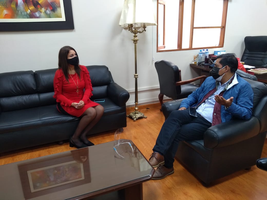MonicaPeruAP's tweet photo. Recibí la grata visita de dos correligionarios de mi partido Acción Popular, a quienes agradezco por su invalorable apoyo durante mi labor parlamentaria.  #Adelante https://t.co/8nkXCu2Eq8