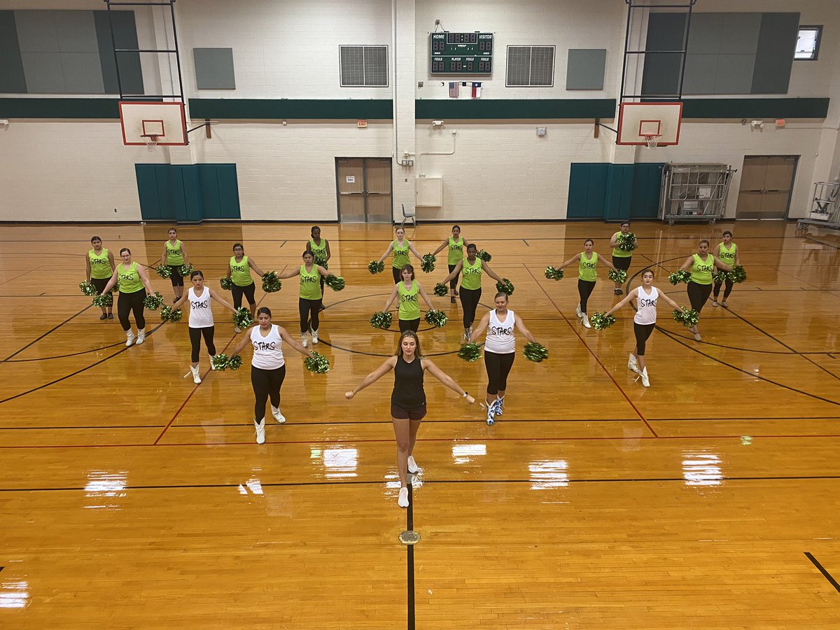 NfhsDrill's tweet photo. Sterling Stars are hard at work with former Captain Coco!! @ScarlettCoco41 ⭐️⭐️⭐️ https://t.co/7DmRUr6Ut0