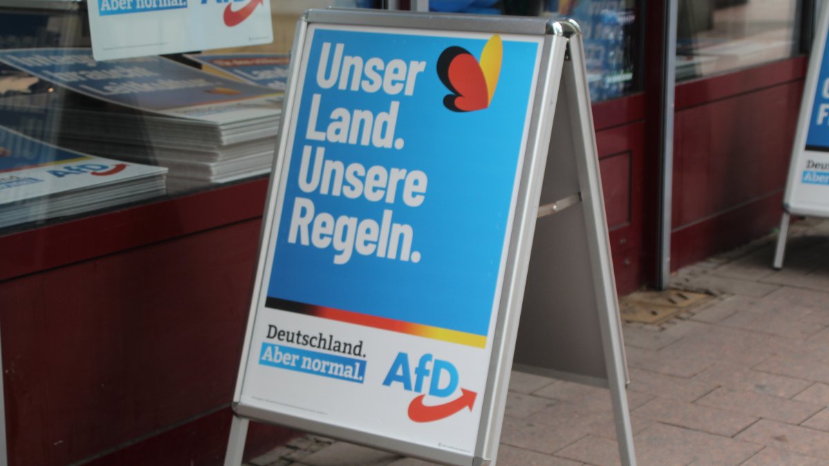 Diese Person erstellt mutmaßlich mit seiner Werbeagentur die nationalistischen Plakate der #AfD #Ludwigshafen. Wir meinen, mögliche Kunden sollten wissen, ob ihre Auftragnehmer auch für eine faschistische Partei arbeitet. Nähere Infos zur Agentur nehmen wir gerne entgegen.