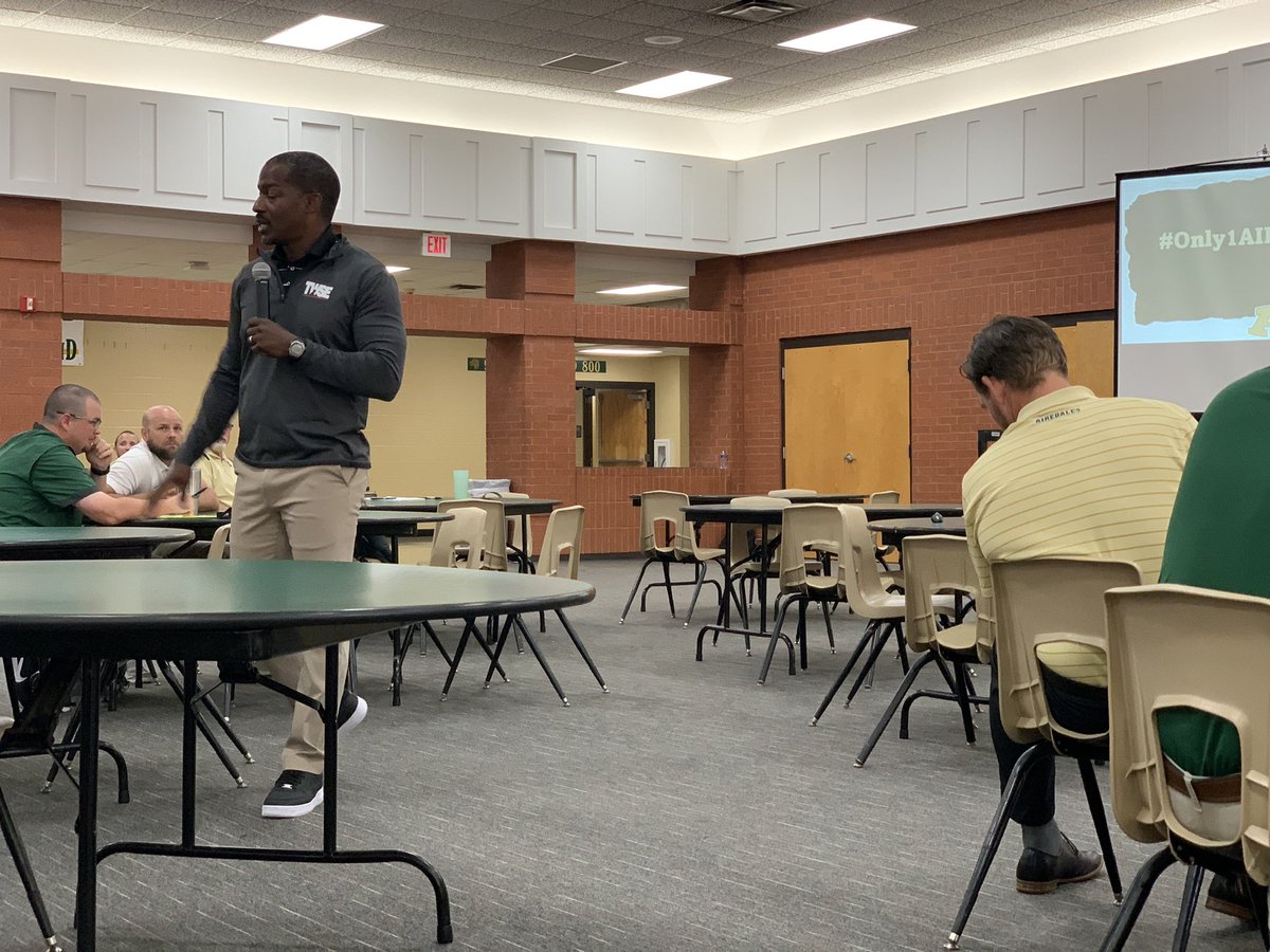 Alma_AthTrainer's tweet photo. @TWSE5 great PD presentation by Willie Spears #timeforreboot #care #windshieldvsrearview #only1Airedale https://t.co/OiA0R24CmO