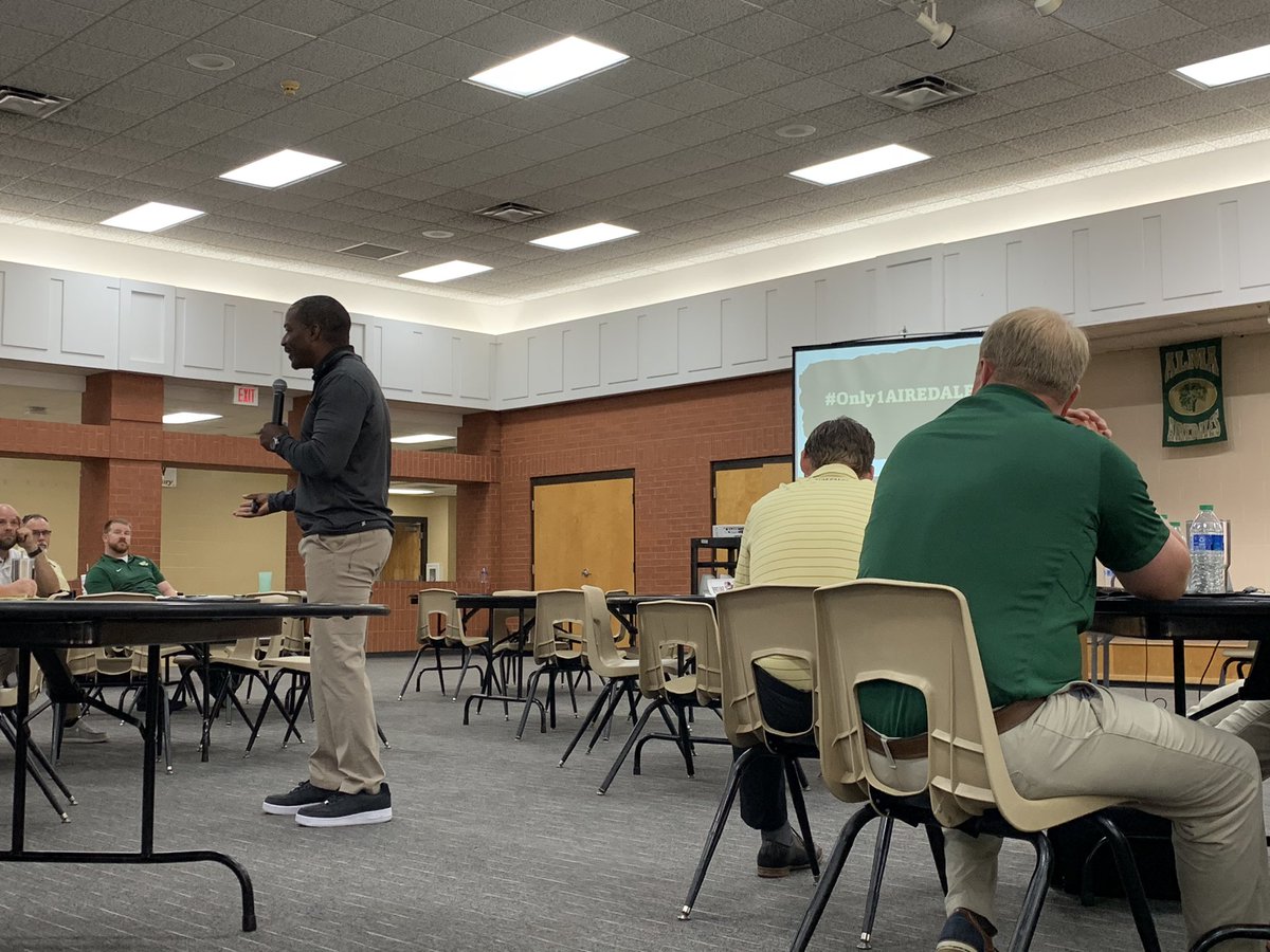 Alma_AthTrainer's tweet photo. @TWSE5 great PD presentation by Willie Spears #timeforreboot #care #windshieldvsrearview #only1Airedale https://t.co/OiA0R24CmO