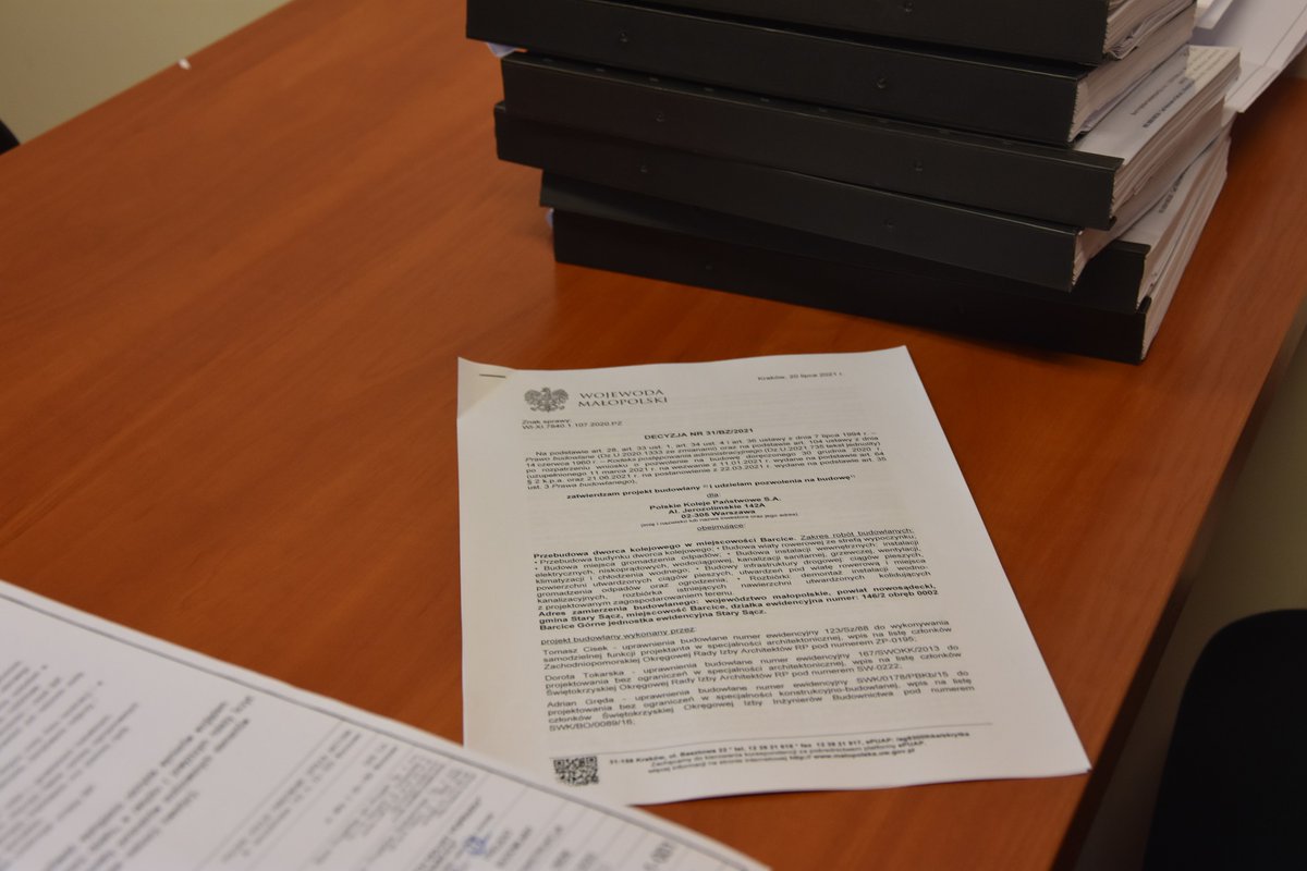 Malopolski_UW's tweet photo. 💬- Decyzją #WojewodaMałopolski zostanie zrealizowana kolejna inwestycja, która nie tylko usprawni funkcjonowanie okolicznych mieszkańców, ale sprawi, że ziemia ta będzie jeszcze atrakcyjniejsza dla turystów - mówi @Lukasz_Kmita🇵🇱
Więcej➡️https://t.co/vekCGF3fuf
#Barcice https://t.co/8msZIm1qve