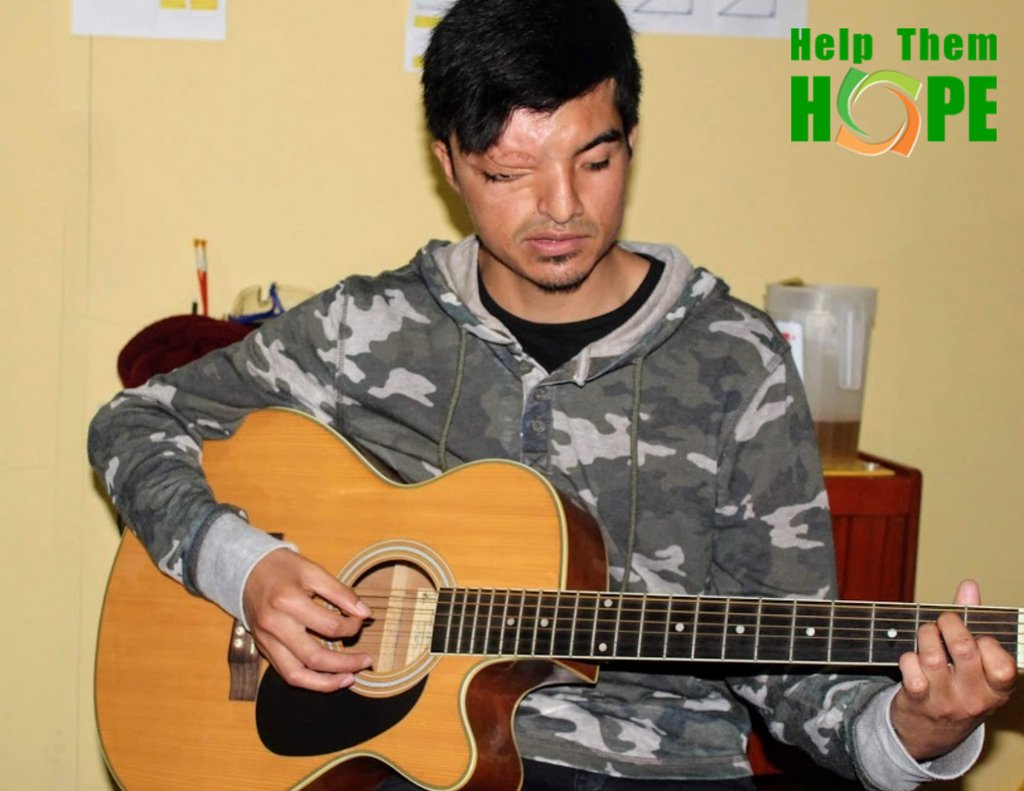HelpThemHope's tweet image. He is Cristian.
He loves playing his guitar 🎸and composing some beautiful songs  in his free time. 🎶
El es Cristian .
A el le  encanta tocar su guitarra 🎸y componer algunas hermosas canciones en sus ratos libres. 🎶

#HelpThemHOPE #HOPEScholarship #Dreams #Scholarship #Peru
