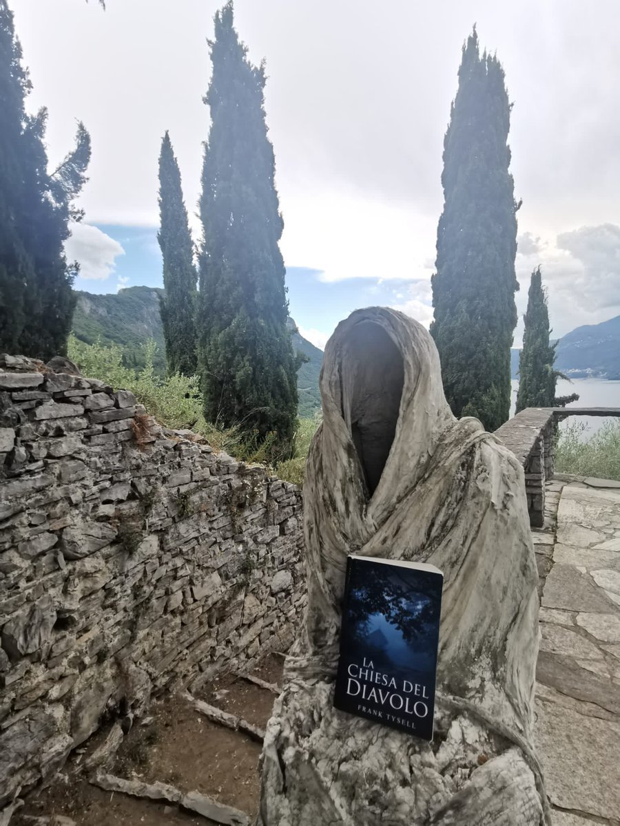 FPysell's tweet photo. 🇮🇹
«Vedi, Martin...ci sono mali, che non si combattono con le armi convenzionali. Ma con l'arma della #fede.»

Dopo 29 settimane,La Chiesa del Diavolo è ancora in classifica nei #Bestseller #Horror. A volte mi chiedo se sia tutto vero.

#libri #book #leggere #horror #horrorthread https://t.co/ALYmPiPkJX