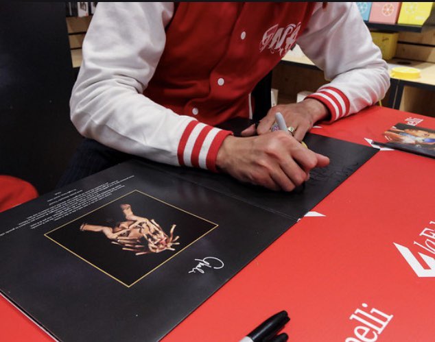 dani_paluan's tweet image. La musica ha un grande potere ti riporta indietro nel momento stesso in cui ti riporta avanti, così che provi nostalgia e speranza @GhaliFoh .⁣ 

 #musica  #musical  #musicvideo  #musician  #musicislife  #musiclover ⁣#ghali #torino  #turin  

Link IG ⬇️
instagram.com/p/B9pCrftorfF/…