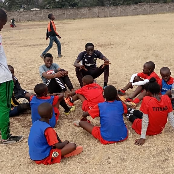 YoungUnitedFc1's tweet image. JUNIOR TEAMS ROUND UP...

Both #juniortitansu13s and #juniortitansu15s continued their training ahead of their respective friendly matches on Thursday.

#wearedevelopment 
#titans4life🔱🔱