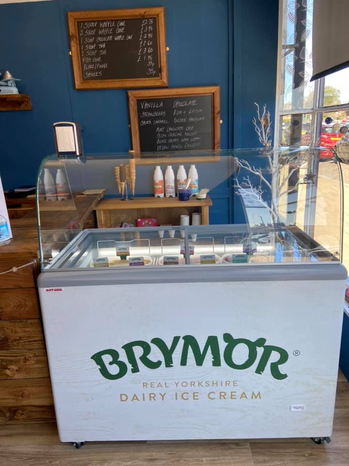 🤤 Have you ever seen a more tempting sign than this?!

🍦 All these delicious treats and more can be found at #BallantynesChocolates and Confectionery in #Bedale 

#DiscoverHambleton #heatwave