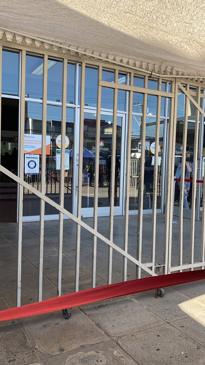 atrpipez's tweet photo. Un asco su atención, de las 9 am en esta fila infinita. San Miguel 🤕 @BancoEstado @sebastiansichel sichel aqui vine a renovar la tarjeta… con que cara vas a las presidenciales 🤢 https://t.co/mm6dDcm64g