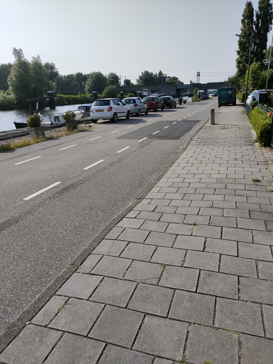 itsmeNatascha's tweet photo. @haarlemmermeer wanneer word deze weg afgemaakt? #levensgevaarlijk #onveilig #lisserdijk #Buitenkaag https://t.co/Hrs6ikpAp0