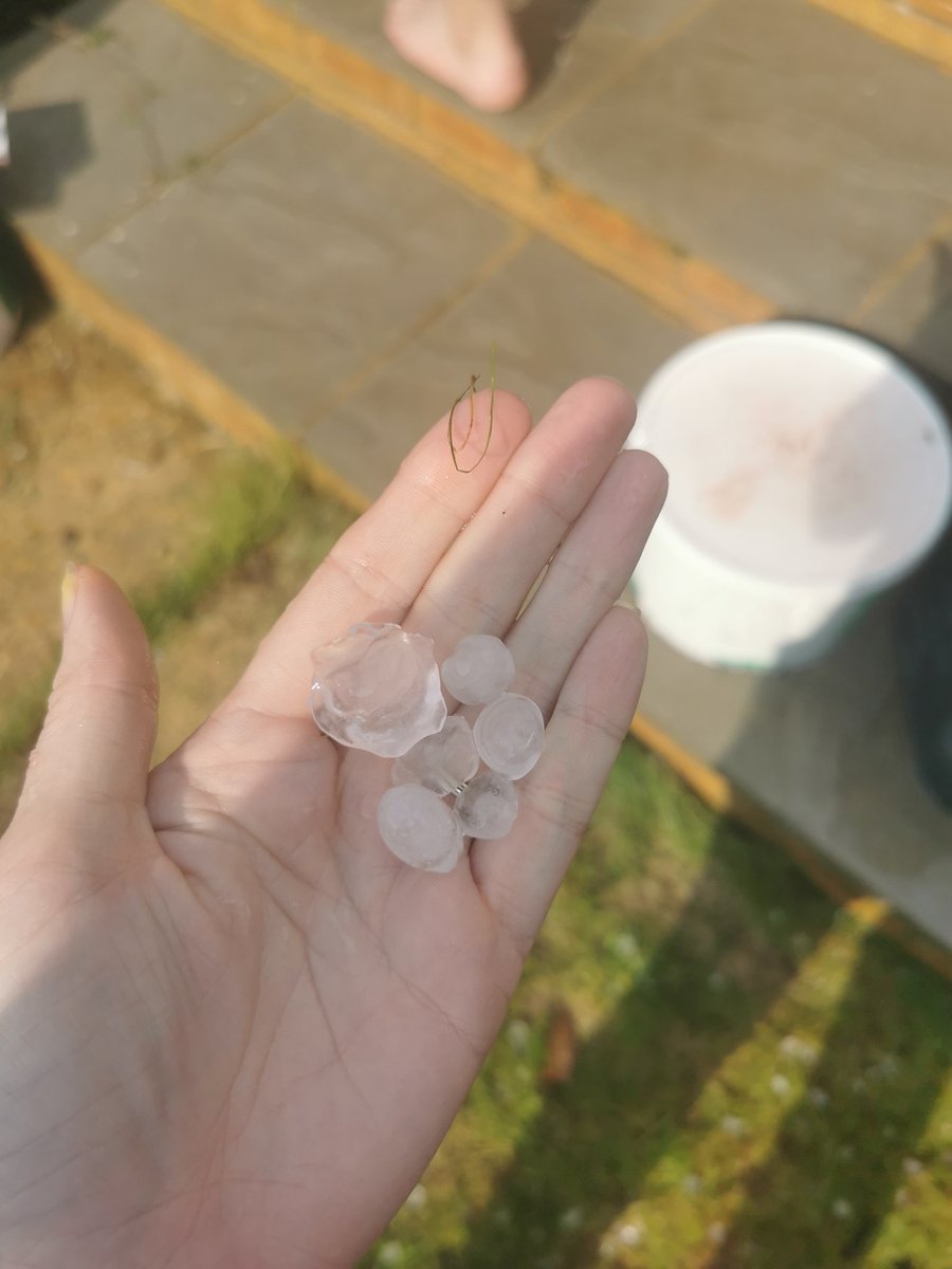 Hayzhog's tweet photo. @Marie_Donn @EssexWeather @adamparkersky @PaulWickers1 The hailstones were huge in basildon https://t.co/irGLOSSKXw