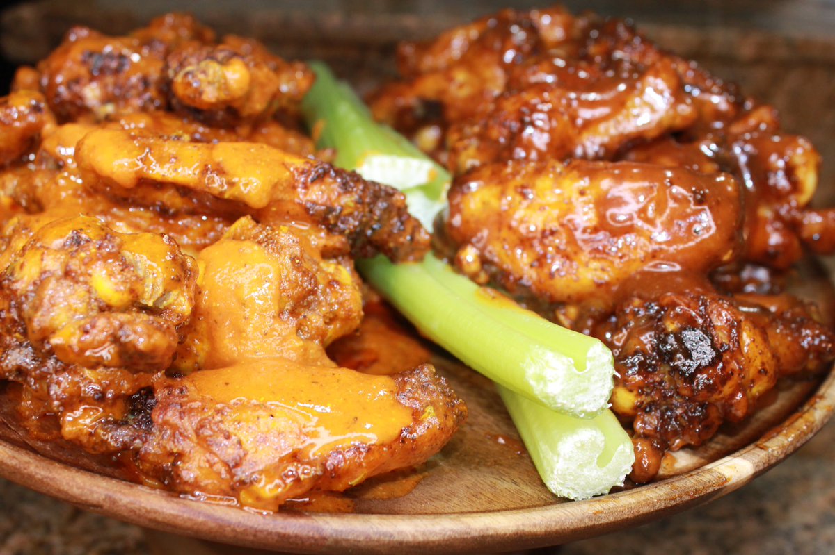 CastKitchen's tweet image. Lemon Pepper Hot Wings and BBQ Wings 😮‍💨