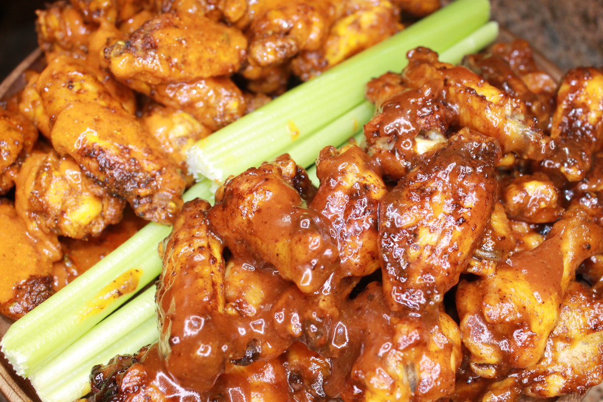 CastKitchen's tweet image. Lemon Pepper Hot Wings and BBQ Wings 😮‍💨