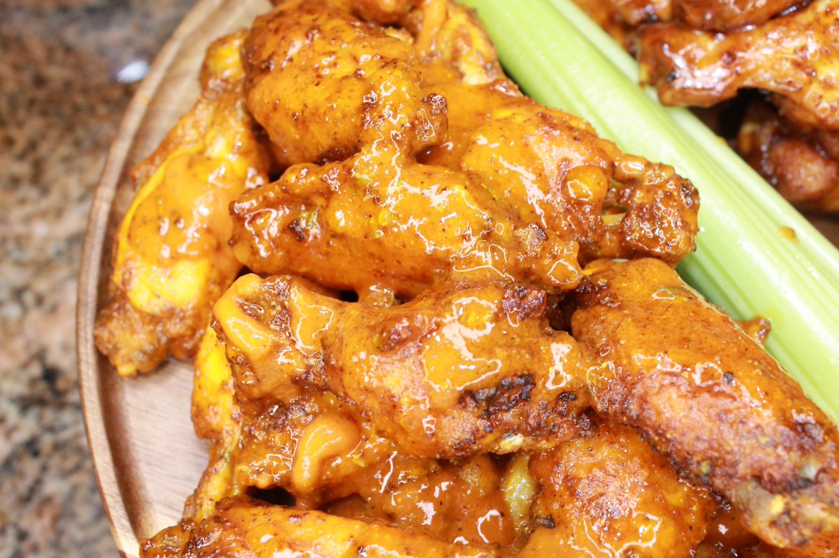 CastKitchen's tweet image. Lemon Pepper Hot Wings and BBQ Wings 😮‍💨