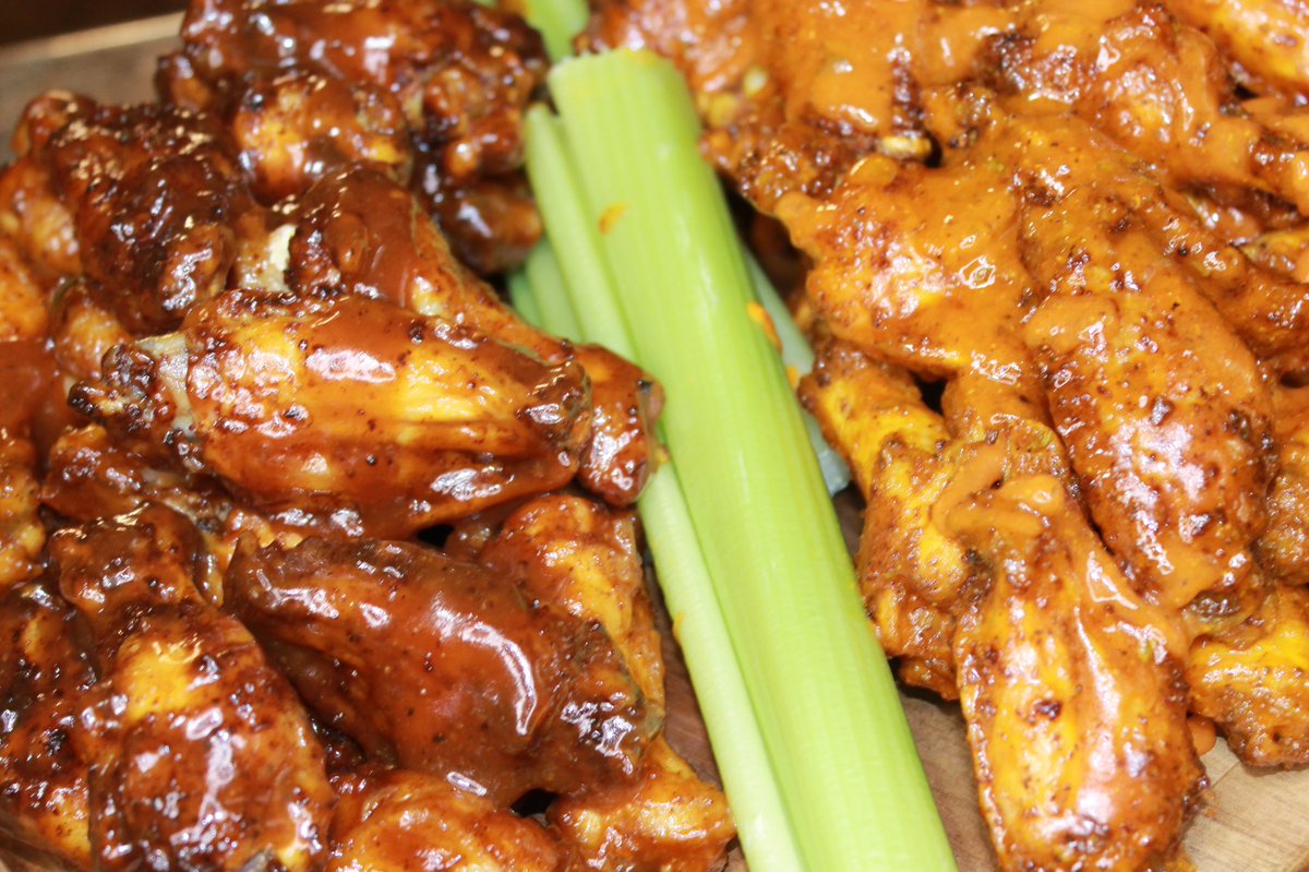 CastKitchen's tweet image. Lemon Pepper Hot Wings and BBQ Wings 😮‍💨