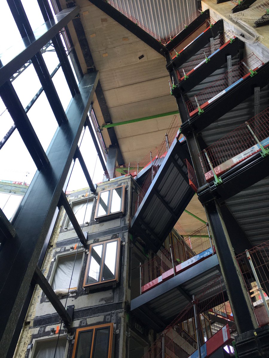 Zomerreces en mooi weer: mooie combi om de herontwikkeling van Tripolis te bekijken. Wat een ongelooflijk mooi en ingewikkeld project. Twee vd bestaande paviljoens van Aldo van Eijck worden met nieuwbouw langs de Ring verbonden tot een totaal nieuw gebouw met veel openbaarheid.