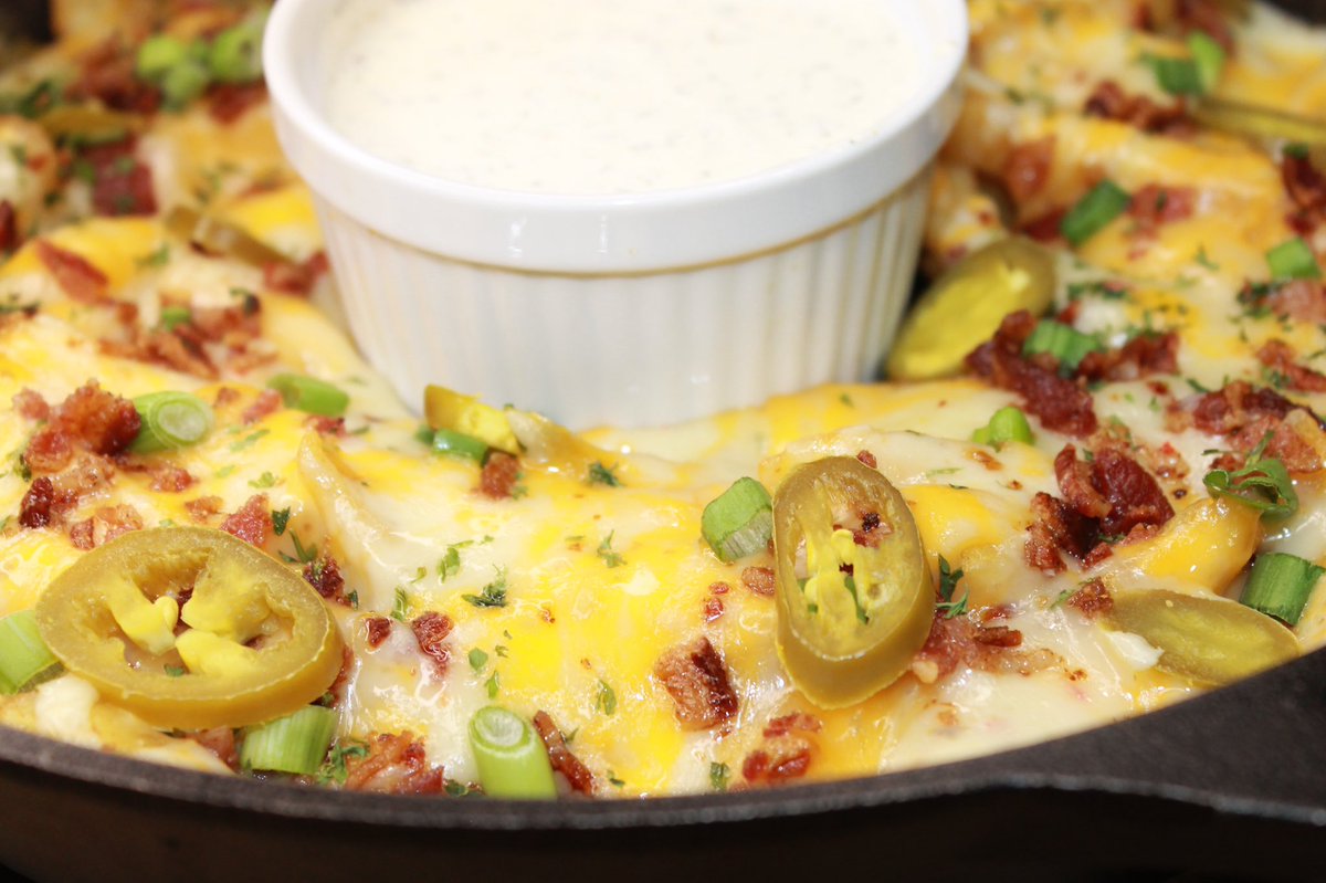 CastKitchen's tweet image. Loaded Skillet Texas Cheese Fries !