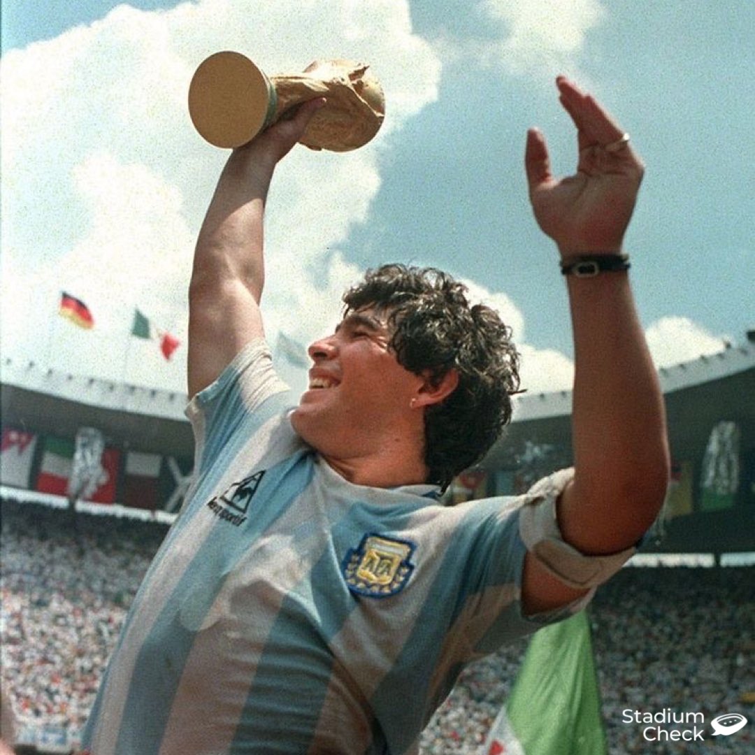 StadiumCheck's tweet photo. Uno de los momentos más icónicos en la historia del deporte. Diego Armando Maradona levantando la Copa del Mundo en el mítico Estadio Azteca.
¡MOMENTO IMBORRABLE!🇦🇷🤝🇲🇽
Descarga la app: https://t.co/L6tmC8GLZa
#StadiumCheck #Maradona #D10S #México86 #EstadioAzteca https://t.co/Wx67o0X5g3