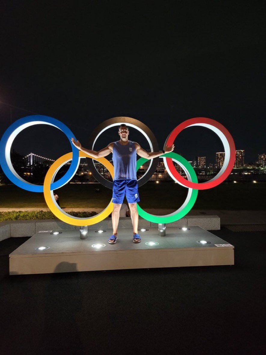 Scola debutó en la Mayor el 15/06/1999 cuando el plantel 🇦🇷 tenía:

Campazzo: 8 años.
Lapro: 9 años.
Deck: 4 años.
Garino: 6 años
Brussino: 6 años.
Vildoza: 3 años.
Delia: 7 años.
Taya: 6 años.
Vaulet: 3 años.
Bolmaro y Cáffaro no habían nacido.

A los 41, Luis va por su 5° JJOO.