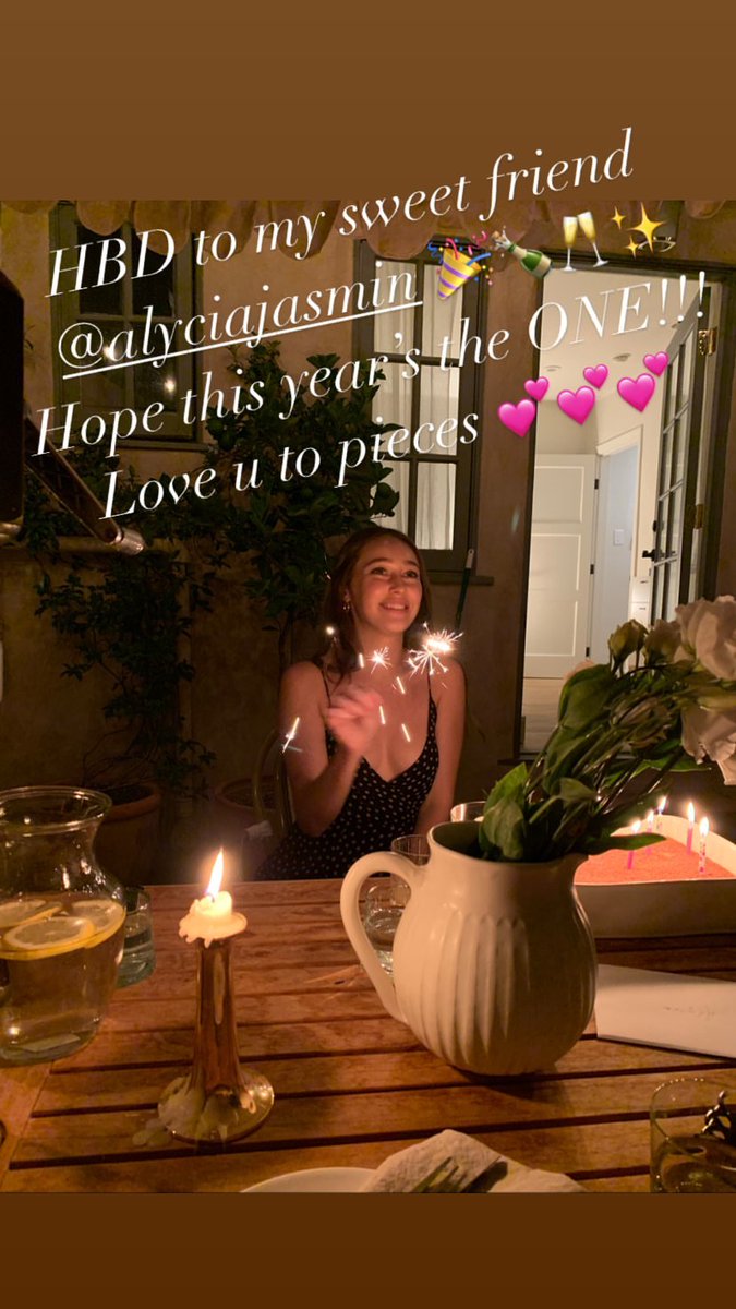 debnamcareybr's tweet image. 📸 | “Feliz aniversário para minha doce amiga @DebnamCarey! Espero que este ano seja único! Eu te amo. 💕” 

(via bamfreeman no Instagram stories)