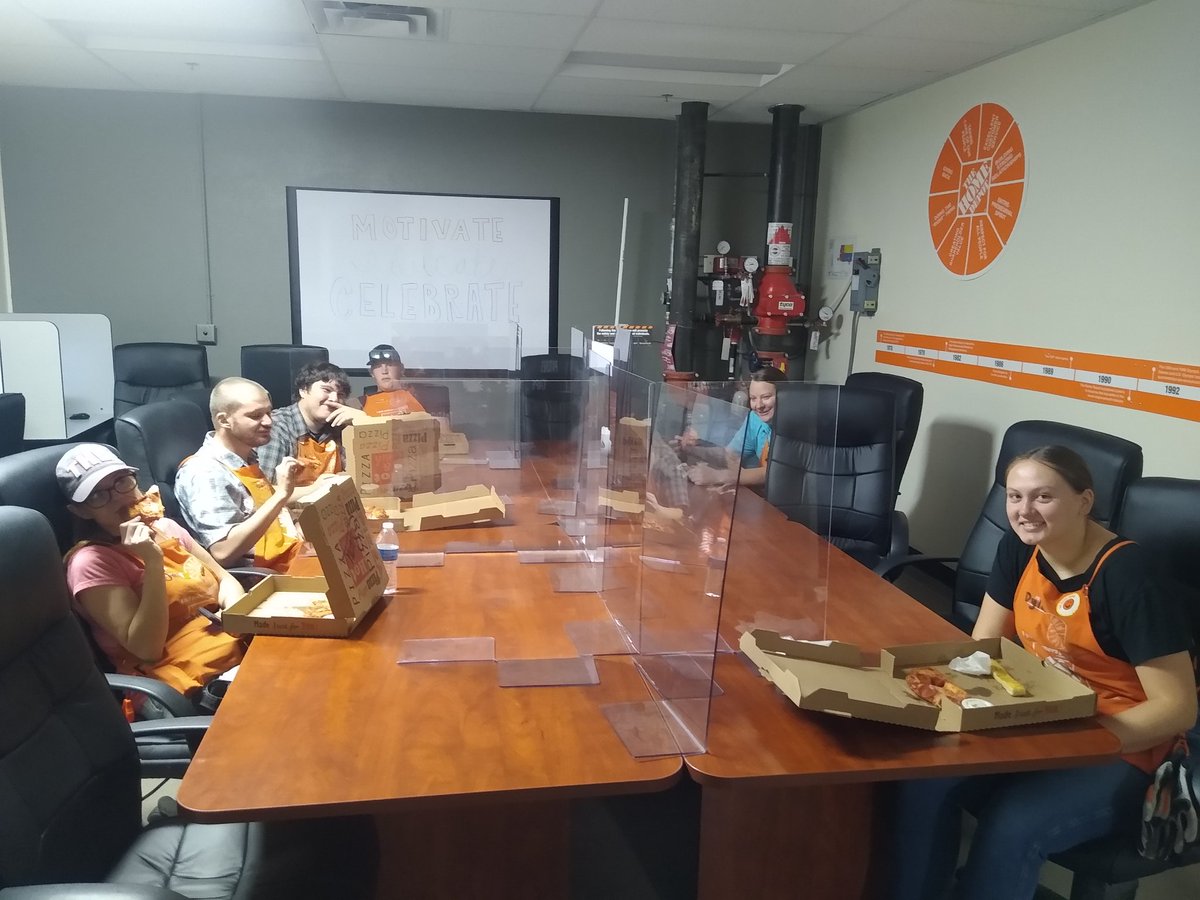 1CrystalRoberts's tweet photo. Pizza night for our awesome Inventory Prep crew!  Thank you guys for working so hard! @BrandonibarraHD @WingetRyan4422 #Unstoppable4422
#PacNorthProud https://t.co/Q4JPLxjc7Z