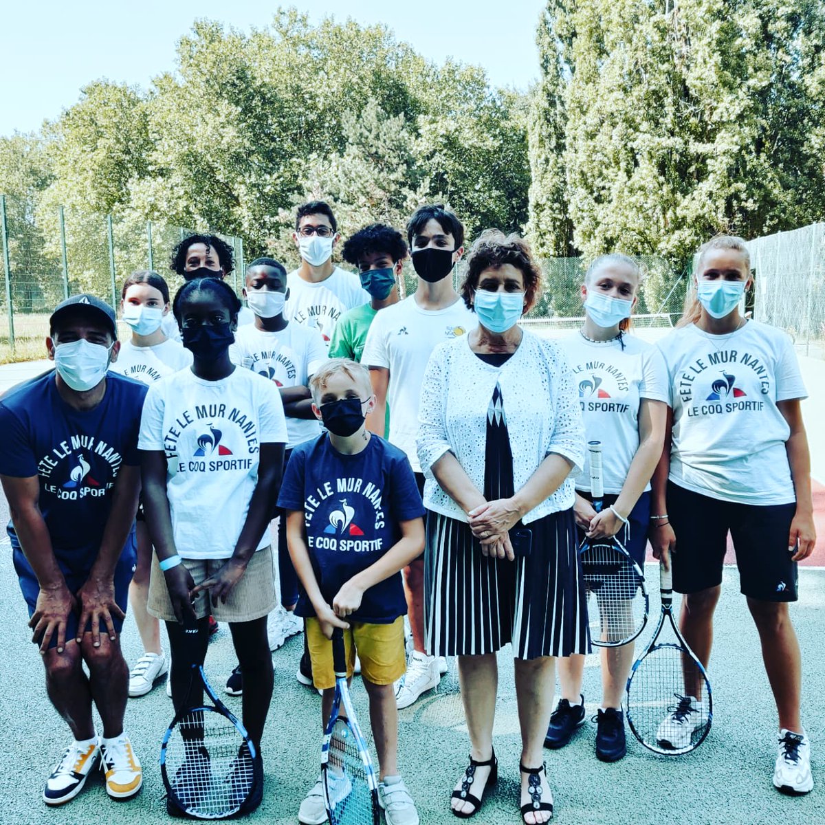 FLMNantes's tweet photo. Cet après-midi, les jeunes ont eu l'agréable visite surprise de  Nadine CHAÏB, sous-préfète de Loire Atlantique, en charge de la politique de la Ville. 
Un moment de partage et d'échange ainsi qu'une remise officielle du nouveau t-shirt de l'association, remis par Valentin https://t.co/LvFzNCqOlq