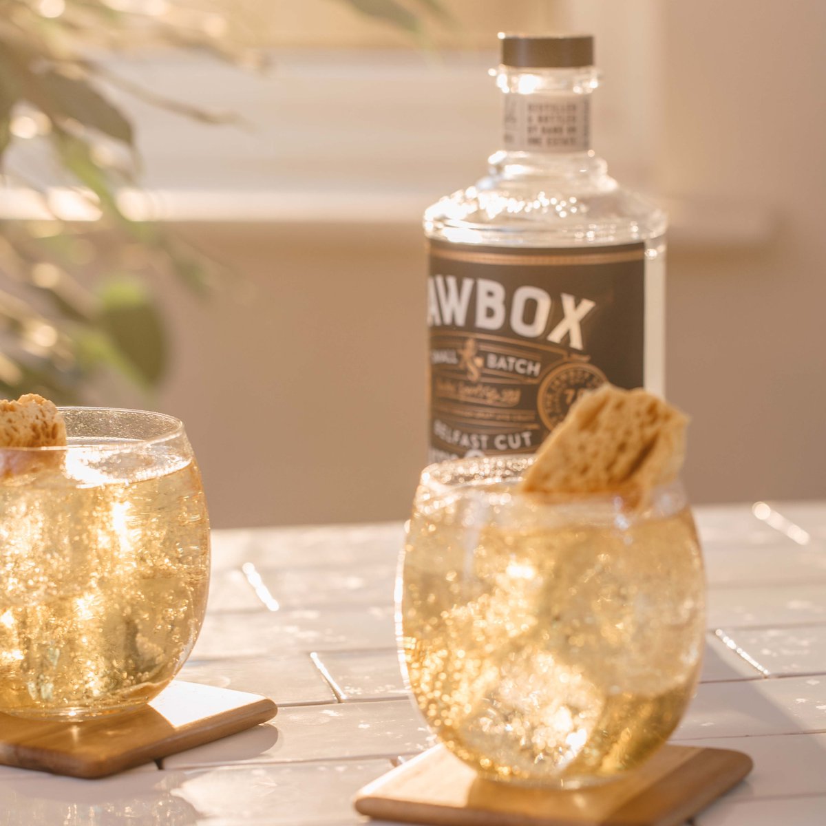 Long summer evenings in the garden require a jawdroppingly refreshing glass (or two!) of Jawbox Gin and ginger ale. The only dilemma is whether to add honeycomb or not. 🤔
#jawboxandginger #theperfectswerve