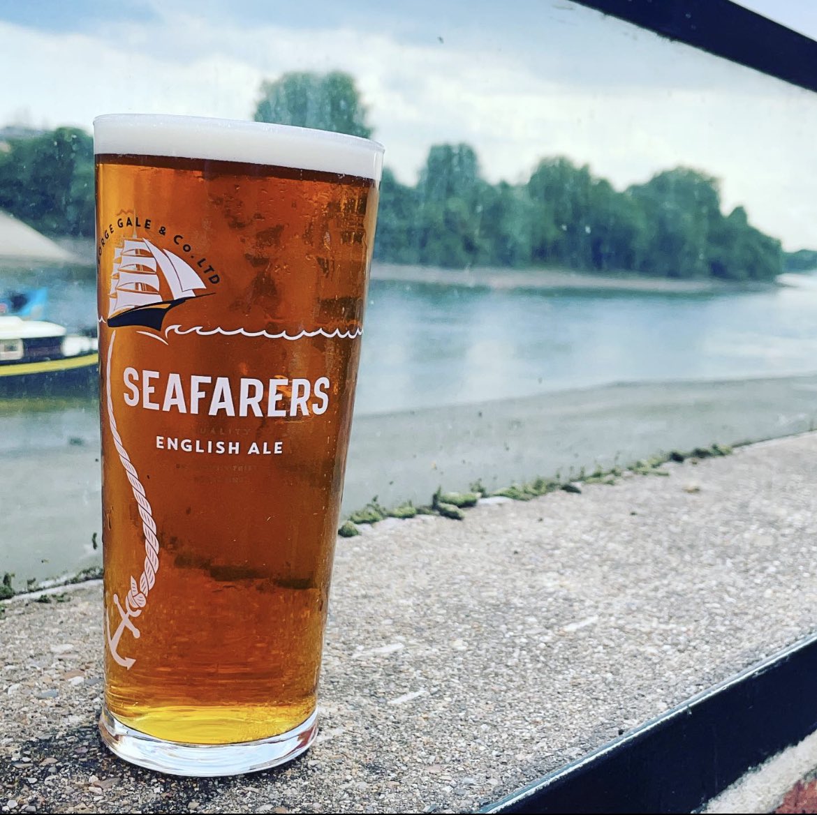 Seafarers by the river 🌊 Light &amp; refreshing ale, perfect for this hot weather #lovethedove #riversidepub #hammersmith #seafarers @fullersbrewery