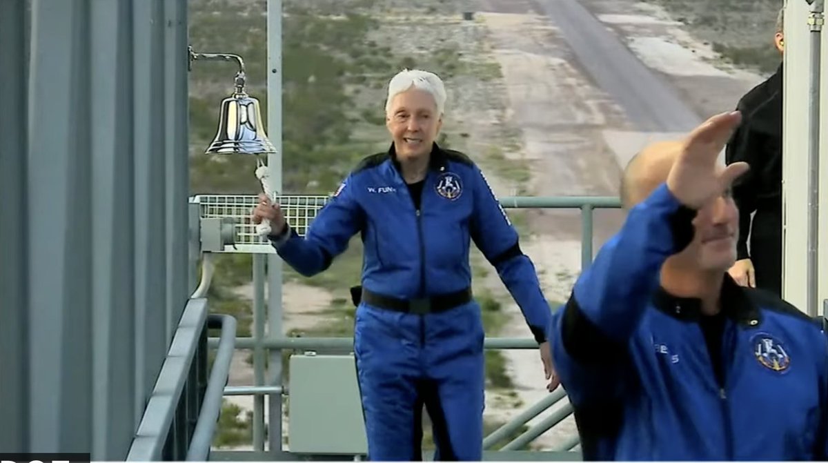 Astro_Cady's tweet image. The Navy bell ringing tradition reminds me of when Jeff Ashby &amp;amp; I went to pick up the bell from the @NavalMuseum made for the @Space_Station for new crews to ring upon arrival.

Bill Shepherd brought it on the 1st flight &amp;amp; how incredibly special to see Wally ring that bell today!