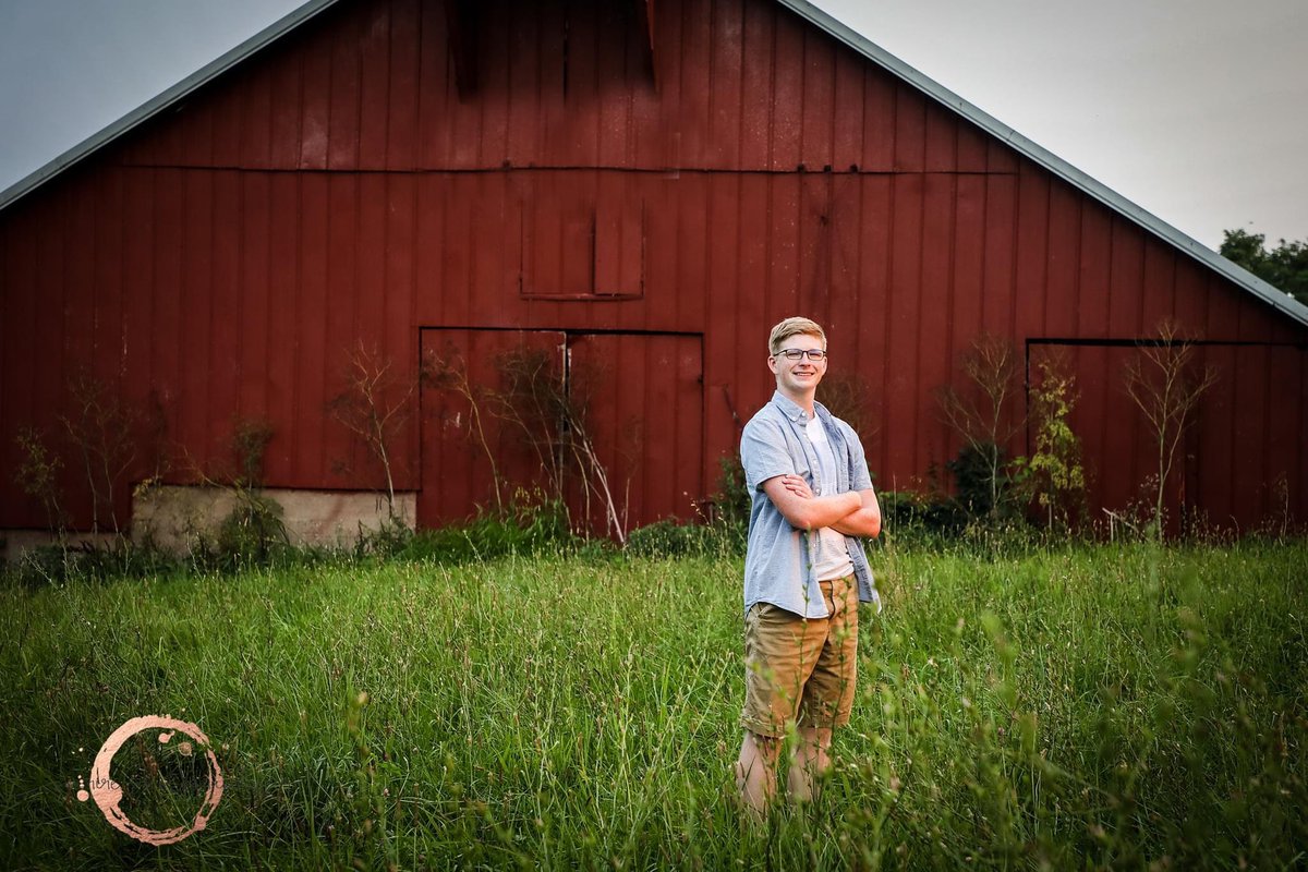 lanawilli7's tweet photo. Just a few that Sourire Photography by Suzanne Moulton took last night. ❤️🥰 #thenol #svseniorclass22 https://t.co/KNoCYemTr7