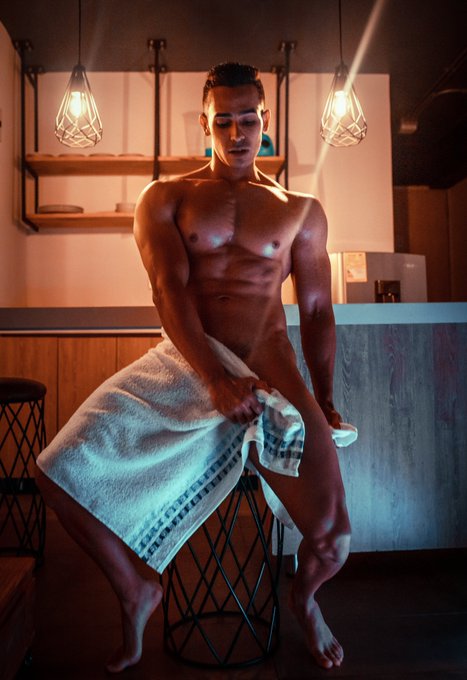 Oh how I wish he would drop that towel ? @Randy_Pitts17 #jockmenlive #tuesdayvibe https://t.co/vXZ6g
