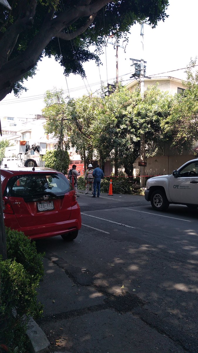 danny51k's tweet photo. No tenemos luz en la calle de amores, alguien sabe algo? Los del camión dicen que mandaron un comunicado 🙄😒 @En_laDelValle @CFEmx https://t.co/bjFhYxmBAR