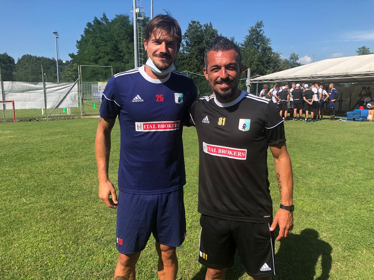 V_Entella's tweet photo. 🔥 Primo giorno da #biancoceleste per Daniele #Dessena 🔝
⚽️ Visite, firma e partenza immediata per il ritiro di #Tavarone ⚪️🔵
#ForzaEntella #UnaSolaSquadra https://t.co/tcwCU8JPnb