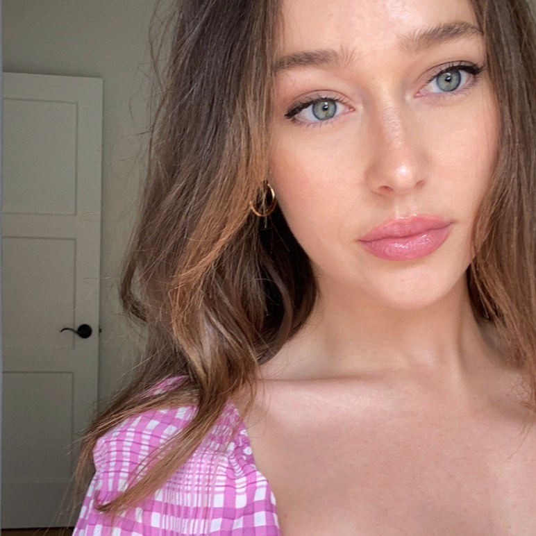 MTV's tweet photo. 💌 TO: @DebnamCarey 
💌 FROM: MTV

hbd to YOU! ❤️ https://t.co/HDsTJukeSW