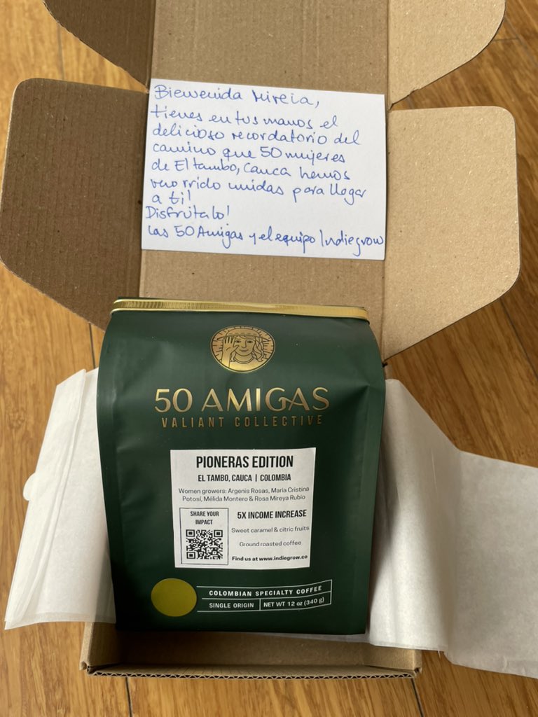 VillarMireia's tweet photo. Gracias a @Indiegrowco por su obsequio de bienvenida! Qué lindo y simbólico recibir #50Amigas de la mano de productoras como Argenis, María Cristina, Mélida y Rosa Mireya - café de calidad producido con el apoyo de tantos a través del @FondoONUCol @onucolombia Gracias!! https://t.co/8QOqasgt0m