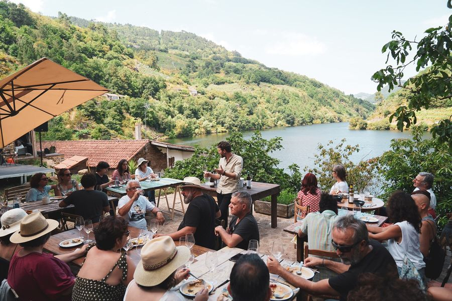 FestSacra's tweet photo. Que por que o #SacraFestival2021 é un festival diferente? 

Porque combina arte, natureza, viño, gastronomía  e coidado da comunidade. Ah, e moita música, claro!

Compróbao ti mesmo! Vén o día 24 de xullo 👉 https://t.co/WFpc9M2Nsk https://t.co/GI5fWfbOdk