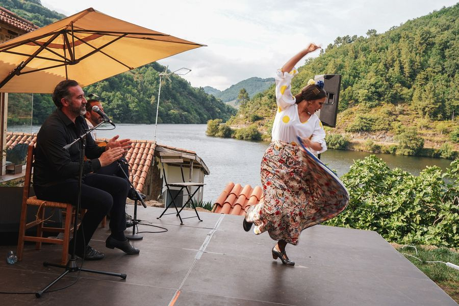 FestSacra's tweet photo. Que por que o #SacraFestival2021 é un festival diferente? 

Porque combina arte, natureza, viño, gastronomía  e coidado da comunidade. Ah, e moita música, claro!

Compróbao ti mesmo! Vén o día 24 de xullo 👉 https://t.co/WFpc9M2Nsk https://t.co/GI5fWfbOdk
