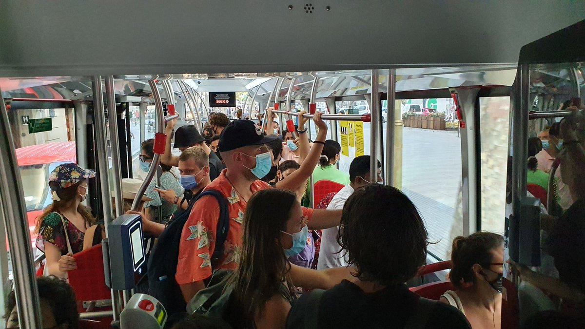 Aquesta és la situació a la línea d'autobús 59 a les 19.30 hores. <a href="/TMBinfo/">TMBinfo</a> <a href="/TMB_Barcelona/">TMB</a> com veieu aquesta situació a la cinquena onada de la pandemia? Hi podrieu fer quelcom per vetllar per la seguretat dels residents i els turistes? #sensedistancia #COVID19