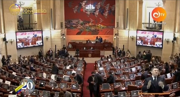 JSANTRICH97's tweet photo. Verguenza lo que hacen los "honorables congresistas" no  respetar la intervención de la oposición que comenzó @AntonioSanguino, es una muestra de la falta de escucja y respeto por el país, estos si son unos payasos.

#20DeJulio #ParoNacional20J https://t.co/vF78ojlzJ8