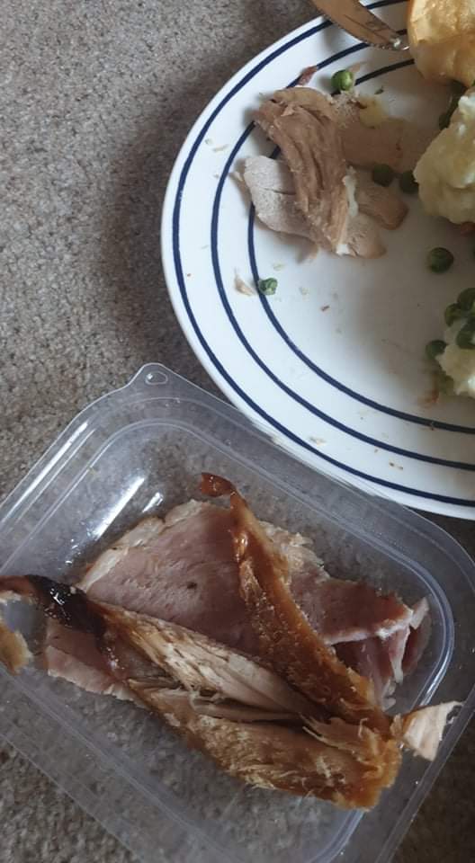 ChelsH987's tweet photo. Just had a "meat free" @tobycarvery delivered by @ubereats_uk... With gammon in it.

As a bonus, the meat carvery my boyfriend ordered had the most dried out, foul-smelling meat I've ever seen with a green tinge.

No dinner for either of us apparently... https://t.co/JGdq5g9cE9
