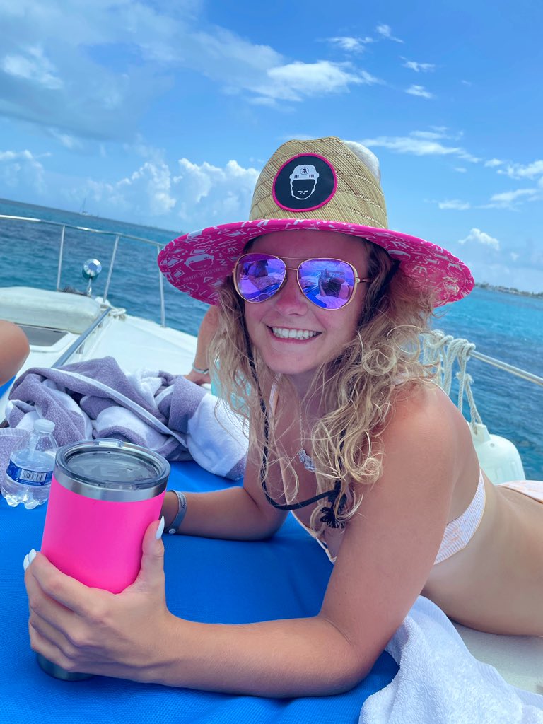 sjonas1225's tweet photo. I could nvr in 💯 yrs get tired of .. #beachin’ #boatin’ #ustime  🤍🍸 https://t.co/CAzl1mYksY