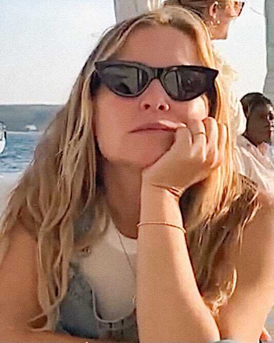  HAPPY BIRTHDAY JESSICA CAPSHAW <3 