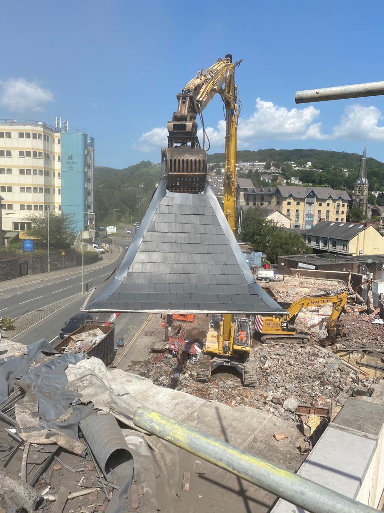 A real #milestone today as we reached the #tower end of #Pontypridd #BingoHall. A great effort by our site #team 👏👏. Still plenty of work to do 💪 #demolition #teamwalters
