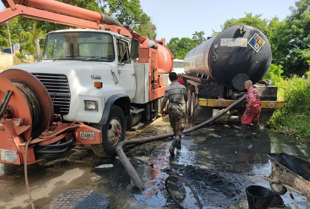 InfraPtoC's tweet photo. #INFRAinforma #REPORTE atención comunitaria con el camión Vacuum-Hidrojet en la Parroquia Juan José Flores, Barrio Santa Lucia y El Faro mantenimiento de drenajes y cañerías, gracias a la gestión municipal #FuerzasPatrioticasPorLaPaz seguimos trabajando por el bienestar colectivo https://t.co/oMvrUCumuq