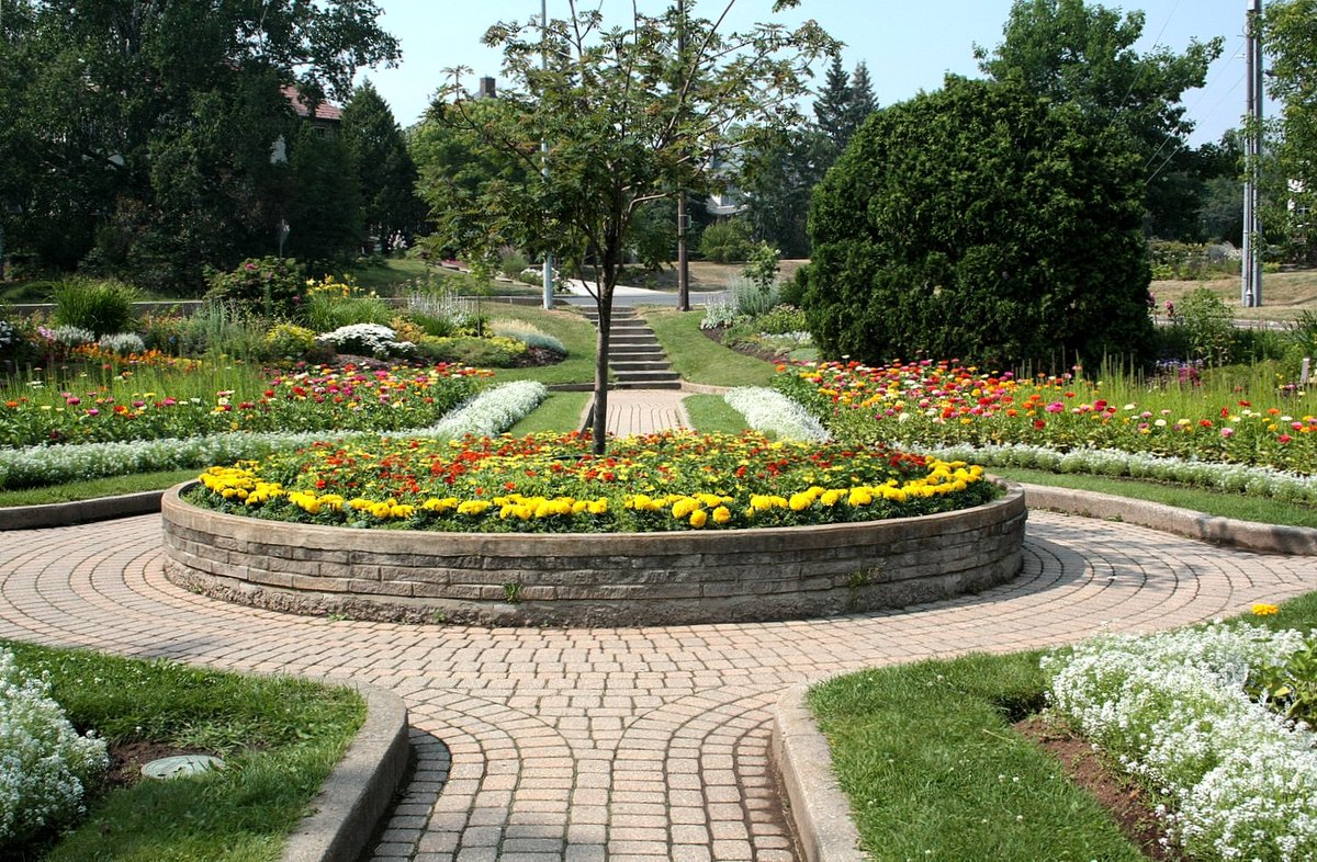 friendsTBcon's tweet photo. Hillcrest Park is looking beautiful, thanks to the hard work of the horticultural staff from #ThunderBay's Botanical Conservatory. Stop by for a visit and bring your camera.
#TBayLovin #TBay #parks #GrowingTogether #QualityOfLife #CleanGreenAndBeautiful https://t.co/jKGOfCsjDI