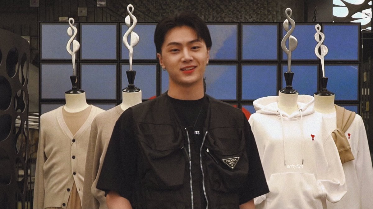 jakehoonslove's tweet photo. ¿se acuerdan cuando jongseong dijo que una de sus metas era estudiar más a fondo acerca de la moda y crear su propia marca de ropa? ojalá que pueda llegar a lograrlo muy pronto.

#JAY_FASHION
@ENHYPEN_members @ENHYPEN
 #ENHYPEN_JAY #엔하이픈_제이 #JAY https://t.co/QVELkeH9WY