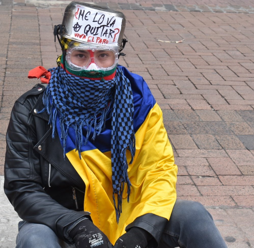 InvisiblesMuros's tweet photo. Guy wearing a pot on his head w the sign "They gonna take it from me?" https://t.co/sfuNtXNXwG