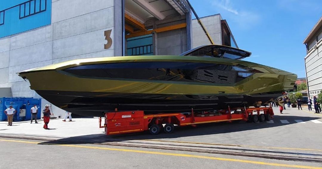 viewsfrance's tweet photo. Révélé en 2020, le premier yacht de l'histoire de Lamborghini est limité à 63 exemplaires et coûte 3 millions d'euros.

La marque italienne vient de livrer le modèle à ses clients... avec parmi eux Conor McGregor. https://t.co/zjOPfSP7z5